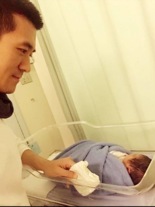 杨子为儿子剪脐带 黄圣依二胎儿子曝光加拿大产子-闽南网