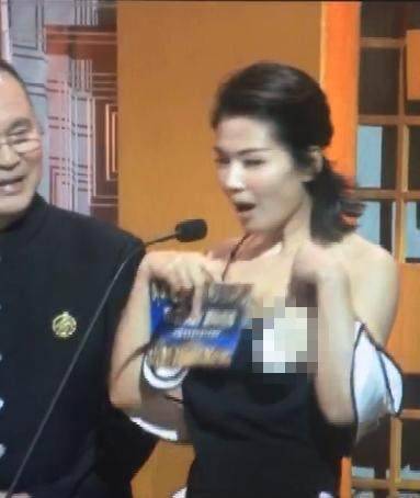 刘涛颁奖途中肩带滑落视频截图 露出胸贴男嘉