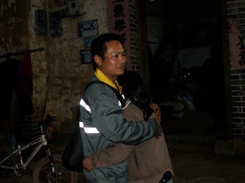 李宇燕看到夜幕中李凯峰的身影，兴奋地跑了上去一把抱住了父亲。新华社记者 李建国摄