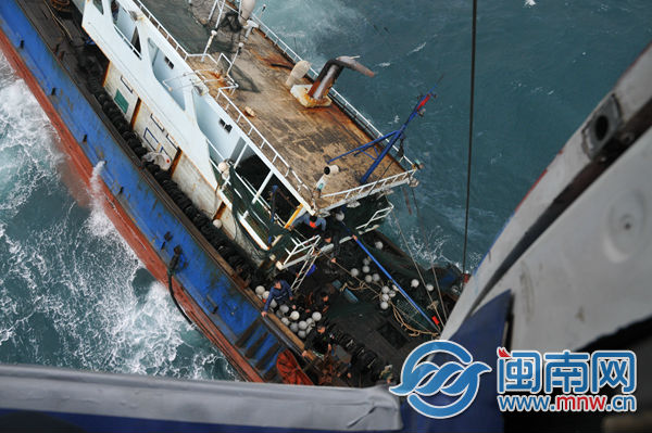&ldquo;闽龙渔66822&rdquo;逐渐沉没，11名渔民命悬一线（东海第二救助飞行队供图）.jpg