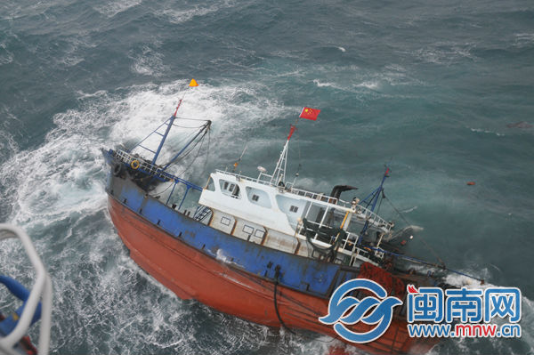 侧翻的&ldquo;闽龙渔66822&rdquo;（东海第二救助飞行队供图）.jpg
