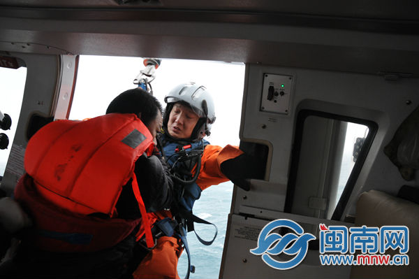 救生员将遇险渔民从渔船上救至直升机舱（东海第二救助飞行队供图）.jpg