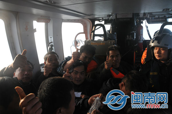 获救渔民伸出大拇指，向救助人员表示感谢（东海第二救助飞行队供图）.jpg