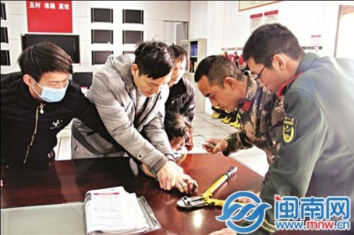 消防官兵正在幫蔡阿婆破拆戒指