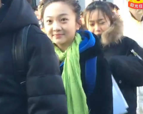 2017年艺考林妙可排队等待 打扮十分耀眼