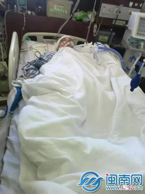 余名伟躺在病床上