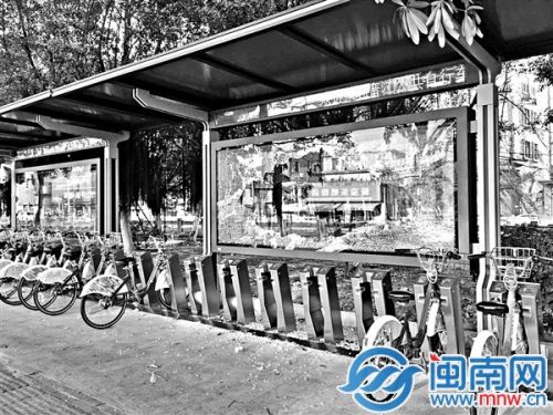 站点的挡风玻璃被砸得粉碎