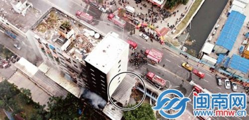 火灾位于市区腾飞路热闹路段，消防出动多辆灭火车（画圈处为轮胎店）