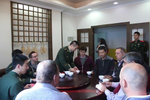 图为福建漳州边防：&ldquo;中西合璧&rdquo;闹元宵，异国他乡递真情2