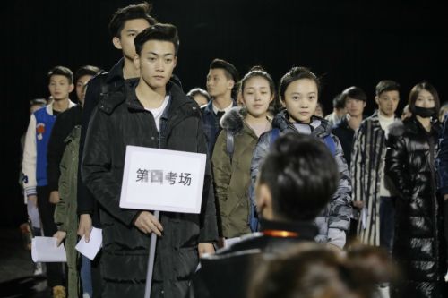 林妙可现身北影表演系初试现场