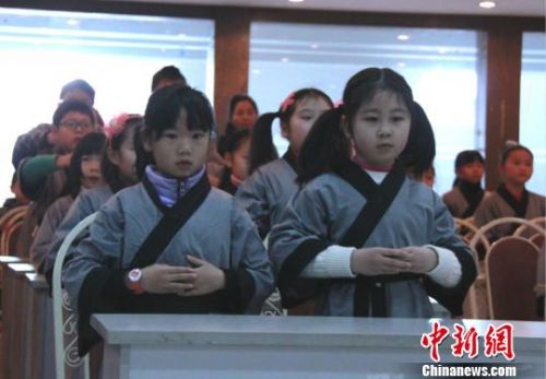 孩子们身着汉服诵读《弟子规》。　周素　摄