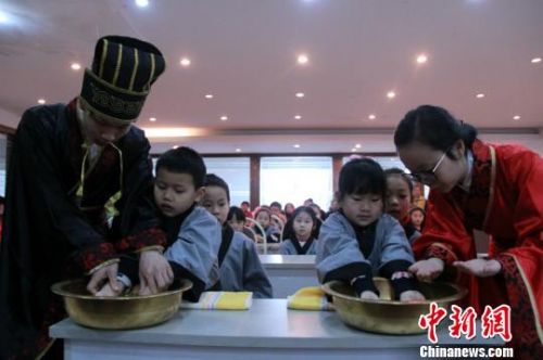 &ldquo;传承国学，尊师爱学&rdquo;开学礼仪式现场。　周素　摄