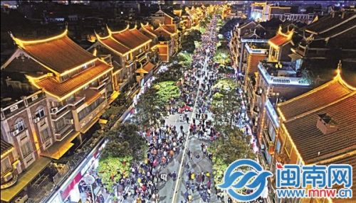 昨晚，近10万人次聚泉州市区新门街赏灯