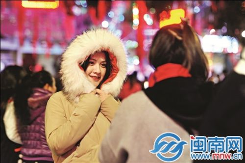 新门街，美女厚服拍照