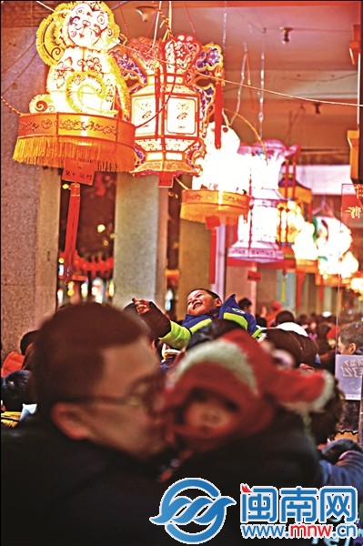 新门街，一孩童坐在父亲肩上赏灯