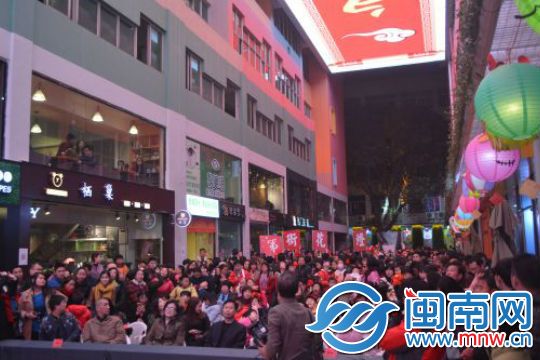 来宾举头欣赏天幕