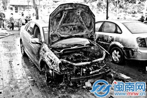 小车车头被烧毁，殃及相邻小车