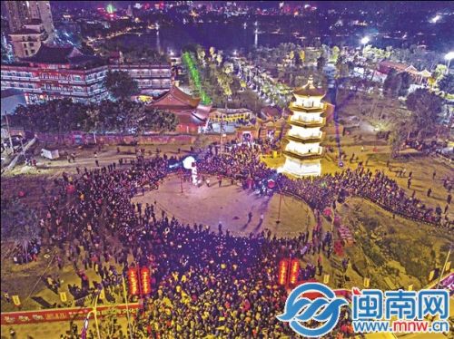 大批市民聚集在安海白塔旁围观攻炮城活动