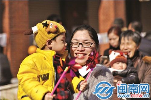 在三里街看灯谜的小朋友亲向妈妈的脸