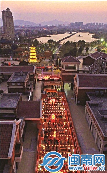 三里街的花灯与亮灯的白塔和远处的安平桥构成一幅美丽的画面