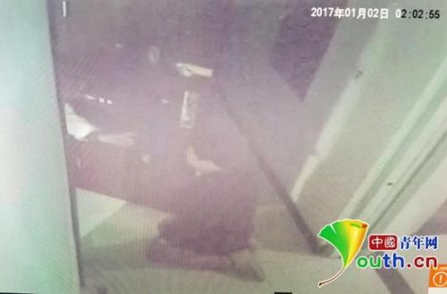 女方家监控所拍摄的画面,当事男方给女方母亲下跪