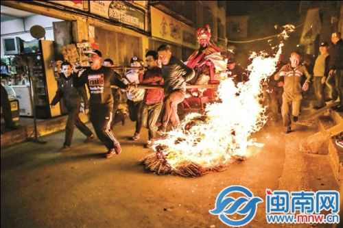 众人抬起&ldquo;陈真人&rdquo;跳火群