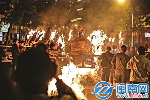 众人抬起&ldquo;陈真人&rdquo;跳火群2