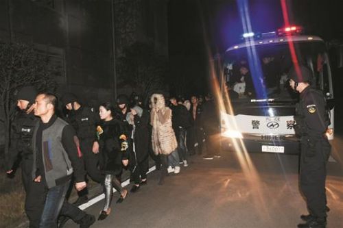 涉案人员被带回办案中心审查