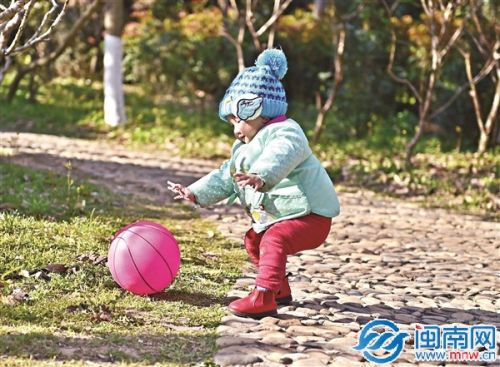 和阳光、玩具一起嬉戏的孩子