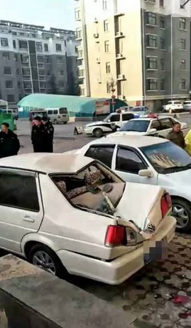 命大!中学生12楼跳下人没事 砸中车尾挡风玻璃窗全部碎裂