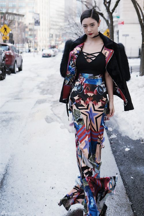 克拉拉Clara纽约街拍不惧寒冷 超低胸波涛汹涌