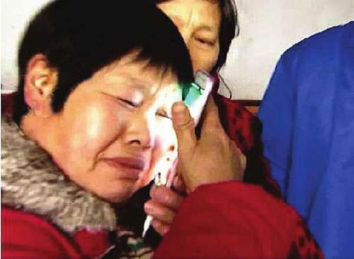 陈顺群用脸贴着屏幕感谢朱网玉。