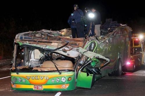 台湾游览车事故最新消息:亡者亲属招魂