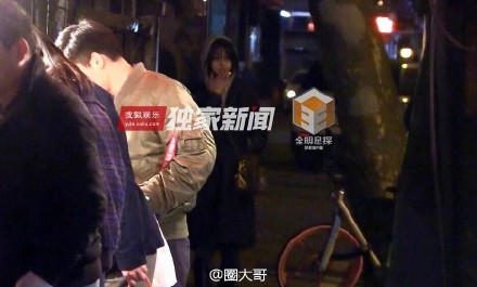 郑爽独自街头抽烟被拍? 郑爽会抽烟是真的吗照