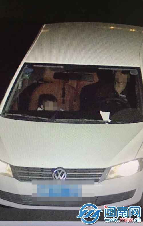 刚开始,董某将儿子放在前座