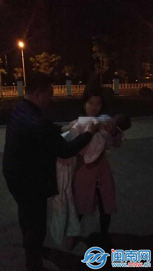 警方将孩子交给董某的妻子林某