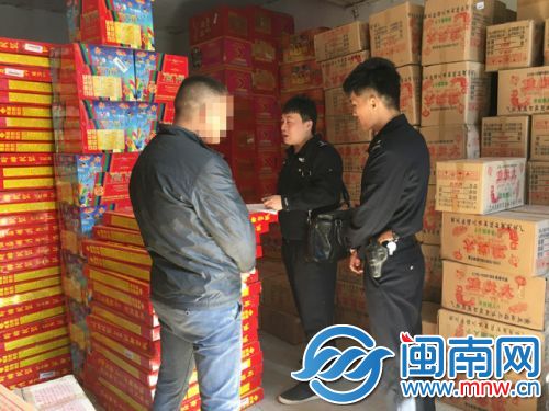 1月25日,漳浦县公安局民警现场收缴烟花共计358件、爆竹266件。