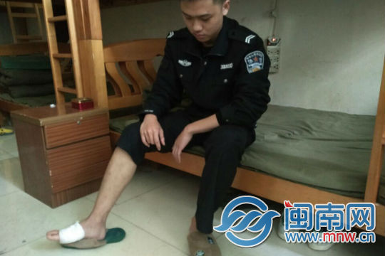 风很大,火势很猛,我当时正拿着树枝埋头灭火,并没感觉到脚下在流血