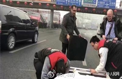 老外相助昏迷男子