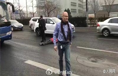 老外相助昏迷男子