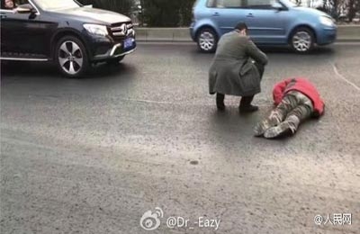 老外相助昏迷男子