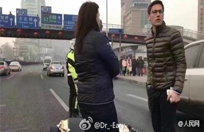 老外相助昏迷男子