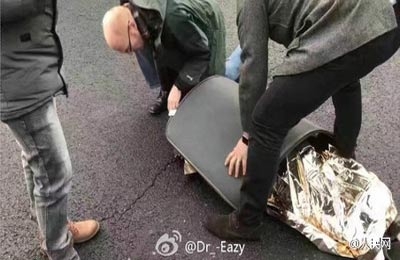 老外相助昏迷男子