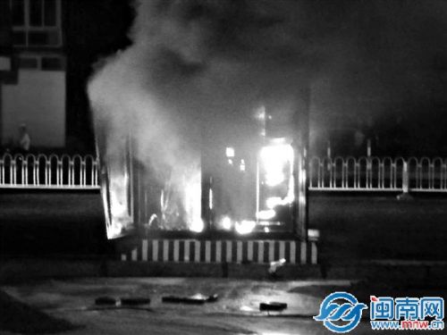 昨晚6點(diǎn)多，石獅康城美墅小區(qū)門口的10千伏饋線箱式變壓器起火