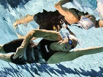 自由泳二次腿是铁人三项游泳的抢手技术