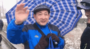 央视街采“看到雪啥心情” 北京大爷中英文对答自带嗨点（动图/视频）