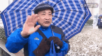大爷一边做手势，一边起了个播音范儿：虽然手是冷的，但我的心是暖的！