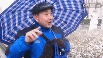 这位有礼貌又很萌的大爷，经历也很丰富，他自曝当了20多年的兵，在外企做过翻译。