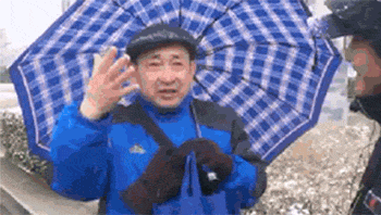 央视街采“看到雪啥心情” 北京大爷中英文对答自带嗨点（动图/视频）