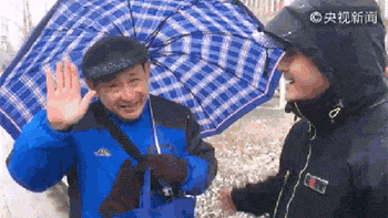 央视街采“看到雪啥心情” 北京大爷中英文对答自带嗨点（动图/视频）